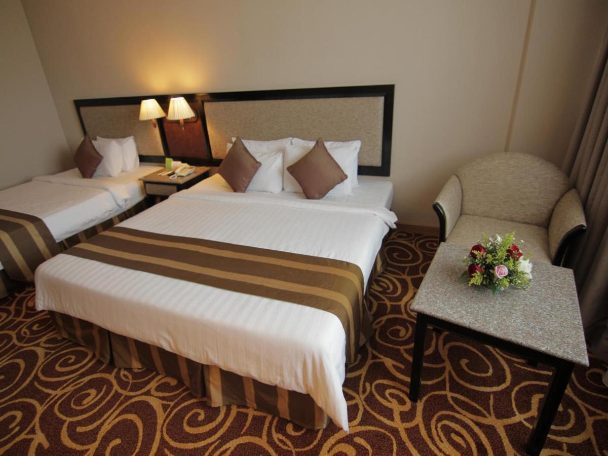 Mega Hotel Sdn Bhd Miri Extérieur photo