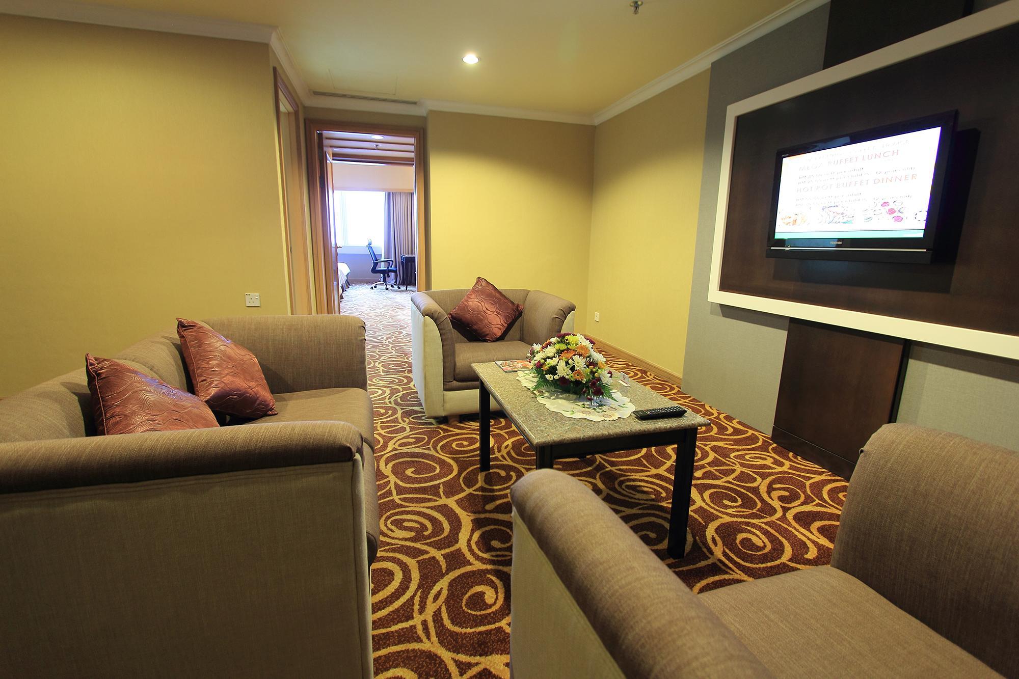 Mega Hotel Sdn Bhd Miri Extérieur photo