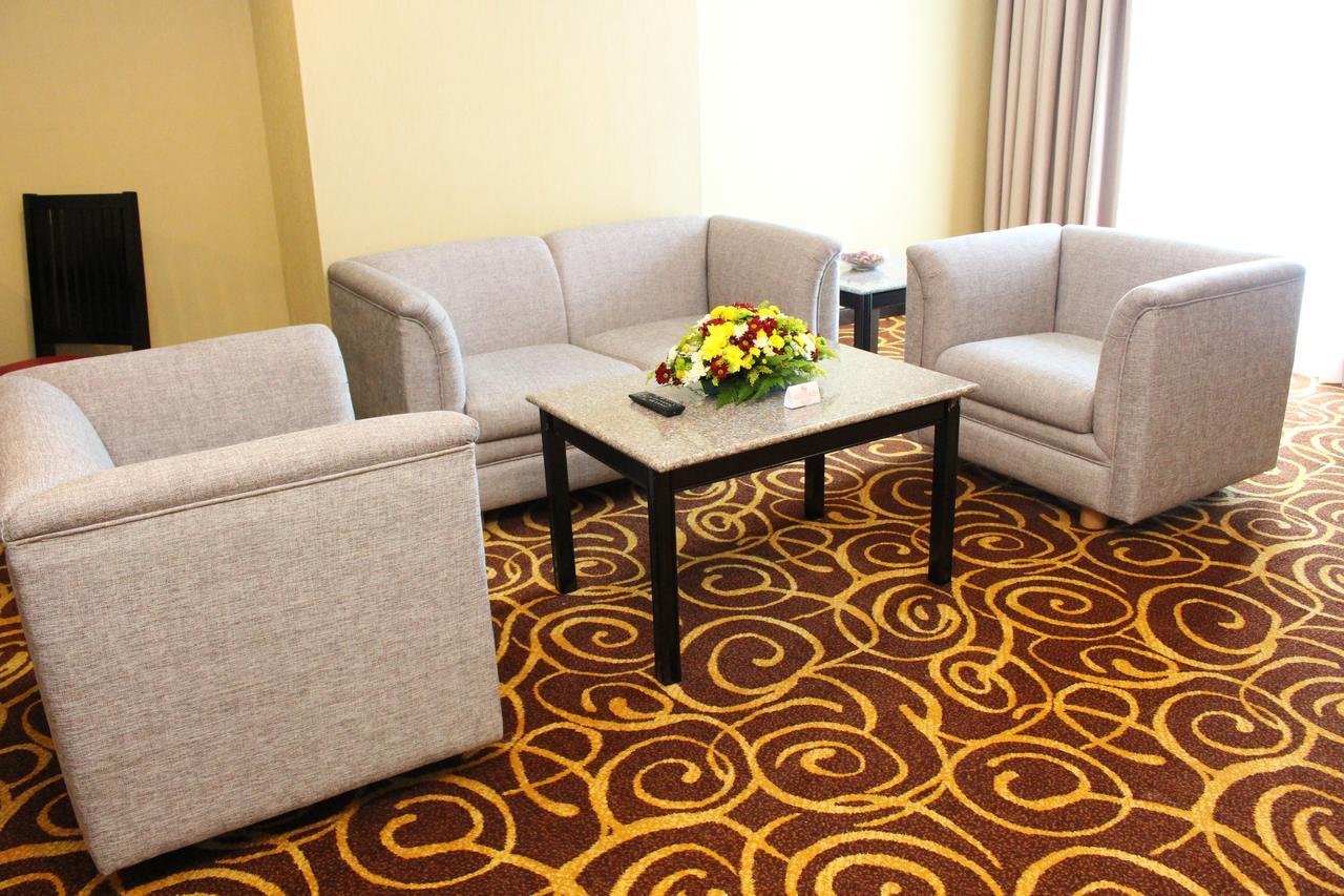 Mega Hotel Sdn Bhd Miri Extérieur photo