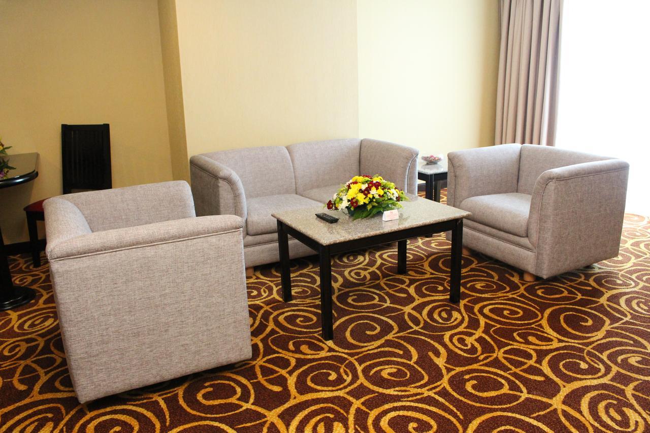 Mega Hotel Sdn Bhd Miri Extérieur photo