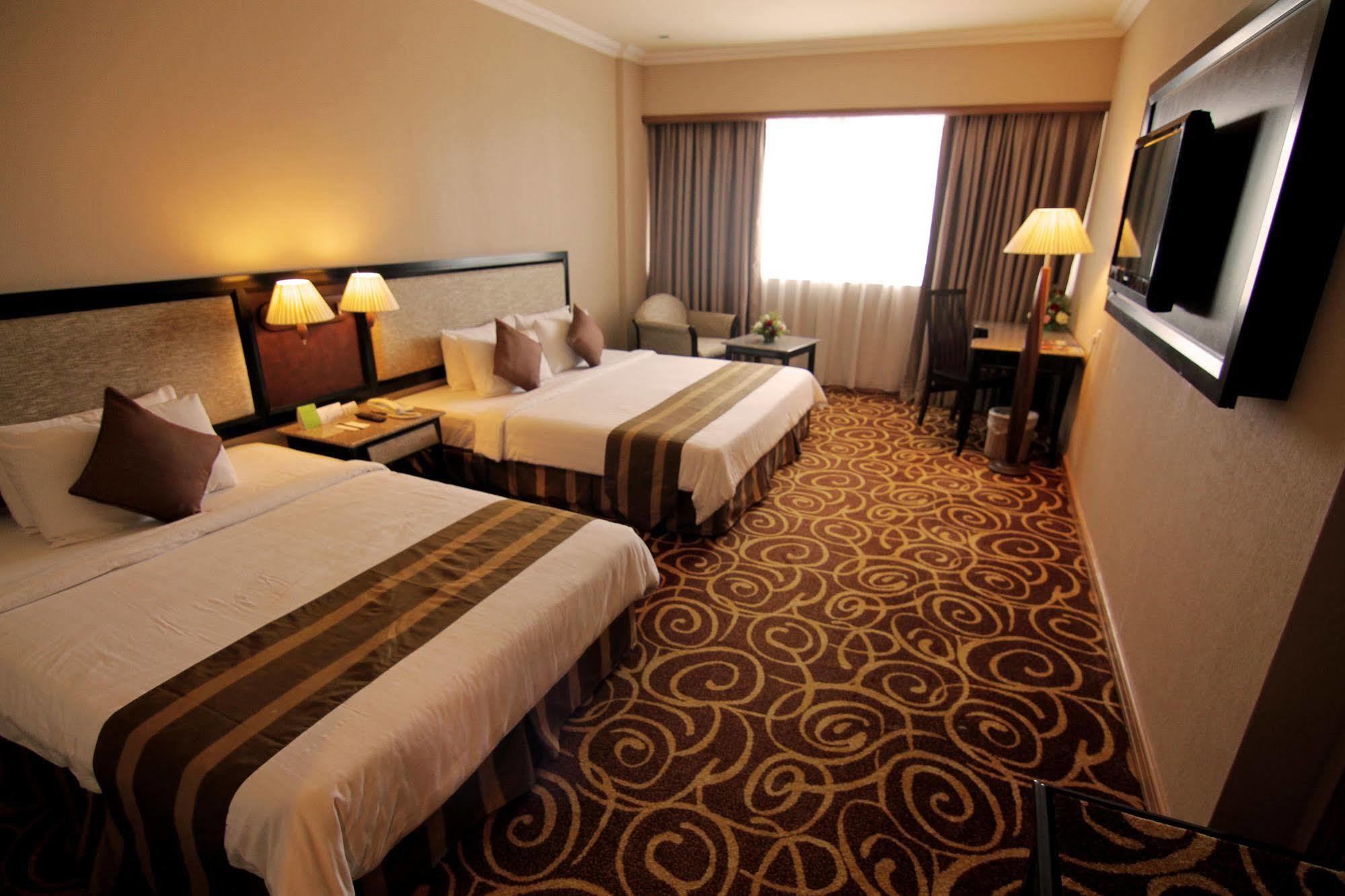 Mega Hotel Sdn Bhd Miri Extérieur photo