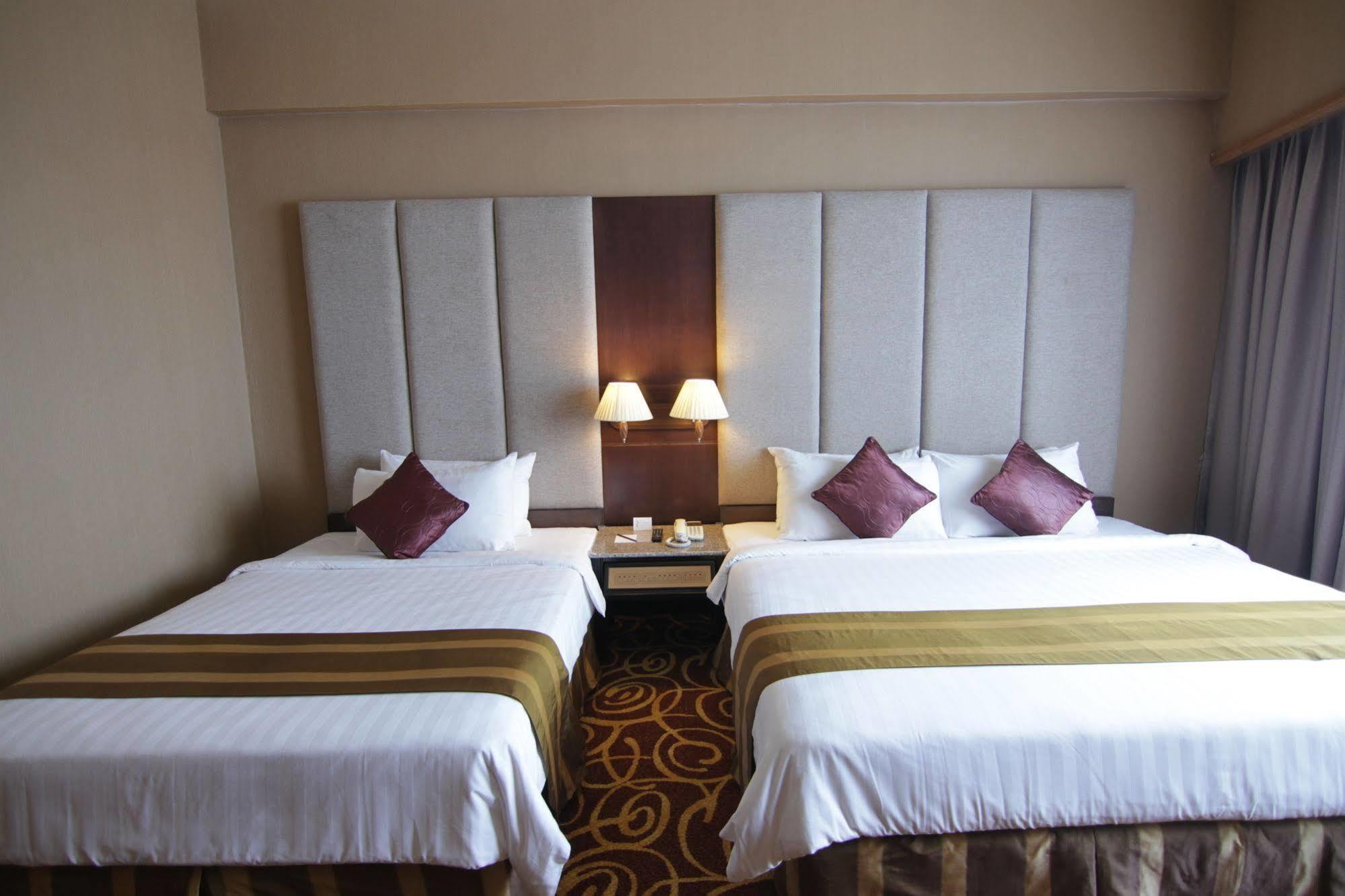 Mega Hotel Sdn Bhd Miri Extérieur photo