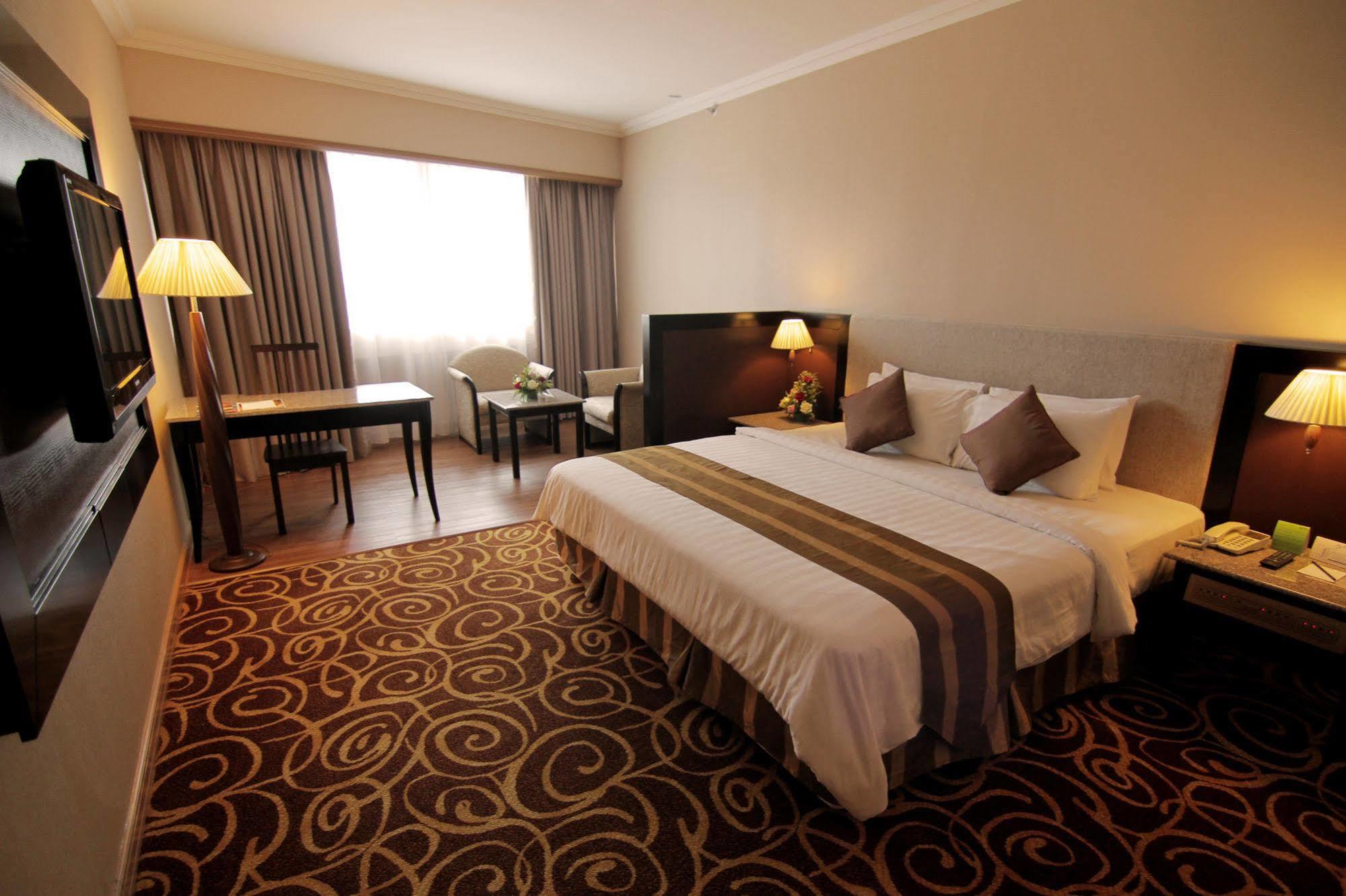 Mega Hotel Sdn Bhd Miri Extérieur photo