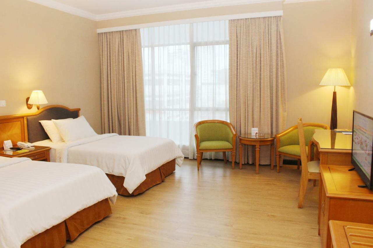 Mega Hotel Sdn Bhd Miri Extérieur photo